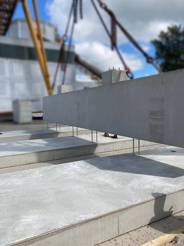 Vorgefertigtes Fundament während der Montage