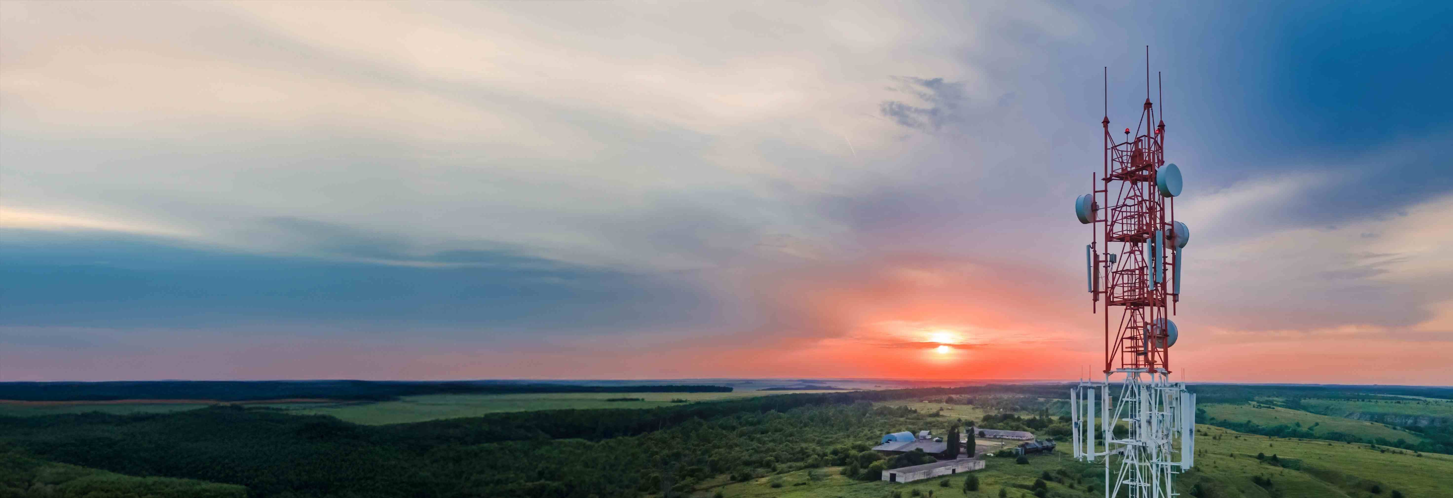 Telekommunikationsmast in der Landschaft